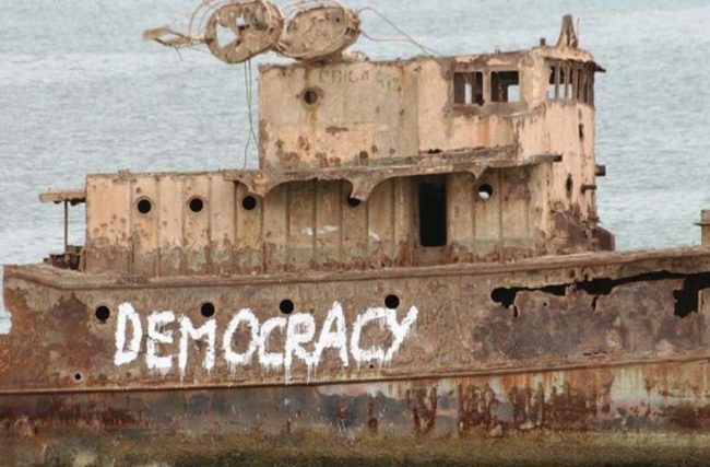 DEMOCRACIA: EL OCASO DE UNA ILUSIÓN